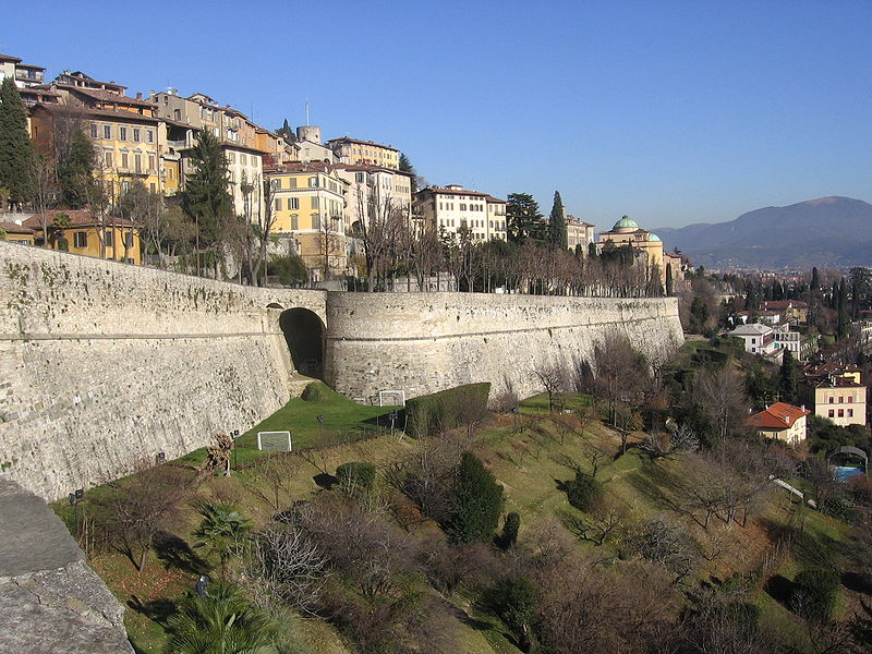 Un abbraccio da record per le Mura di Bergamo