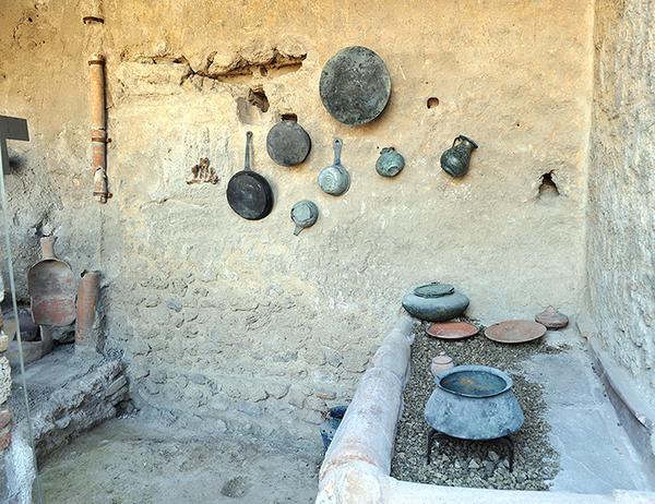 Scavi di Pompei: riallestiti gli arredi di due domus