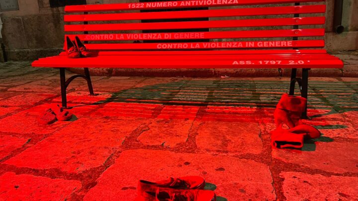 Alberobello si tinge di rosso per dire “no” alla violenza di genere