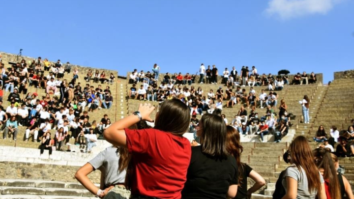 Le scuole portano al Teatro grande di Pompei la commedia “Uccelli” di Aristofane